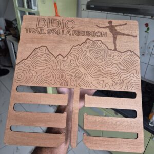 Portez vos exploits avec fierté : Le Porte-Médailles Montagne Personnalisable – Image 4