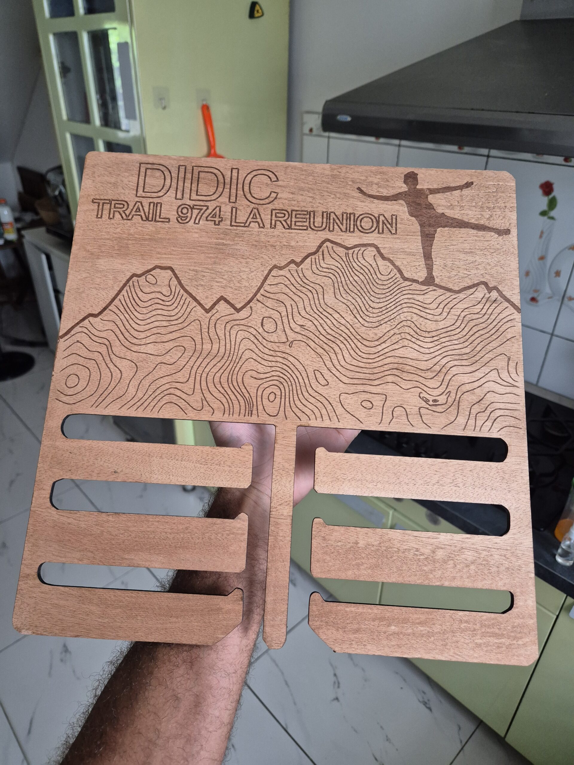 Portez vos exploits avec fierté : Le Porte-Médailles Montagne Personnalisable – Image 4