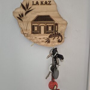 Plaque Porte clé en Pin 18mm "La Kaz" – L’Âme de la Réunion chez vous – Image 2