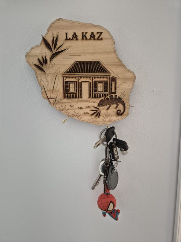 Plaque Porte clé en Pin 18mm "La Kaz" – L’Âme de la Réunion chez vous
