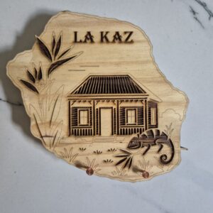 Plaque Porte clé en Pin 18mm "La Kaz" – L’Âme de la Réunion chez vous – Image 3