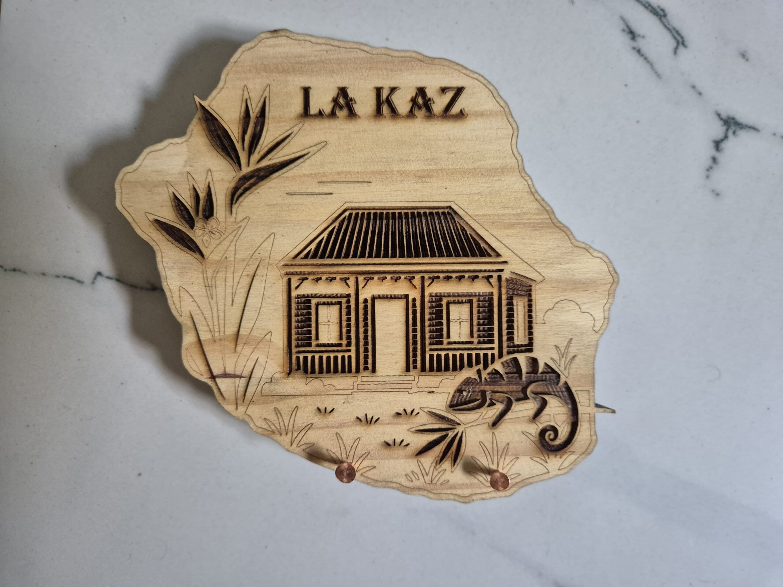 Plaque Porte clé en Pin 18mm "La Kaz" – L’Âme de la Réunion chez vous – Image 3