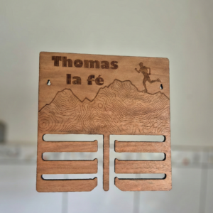 Portez vos exploits avec fierté : Le Porte-Médailles Montagne Personnalisable (Silhouette Homme) – Image 2