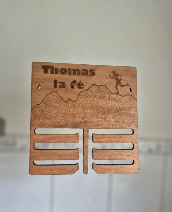 Portez vos exploits avec fierté : Le Porte-Médailles Montagne Personnalisable (Silhouette Homme)