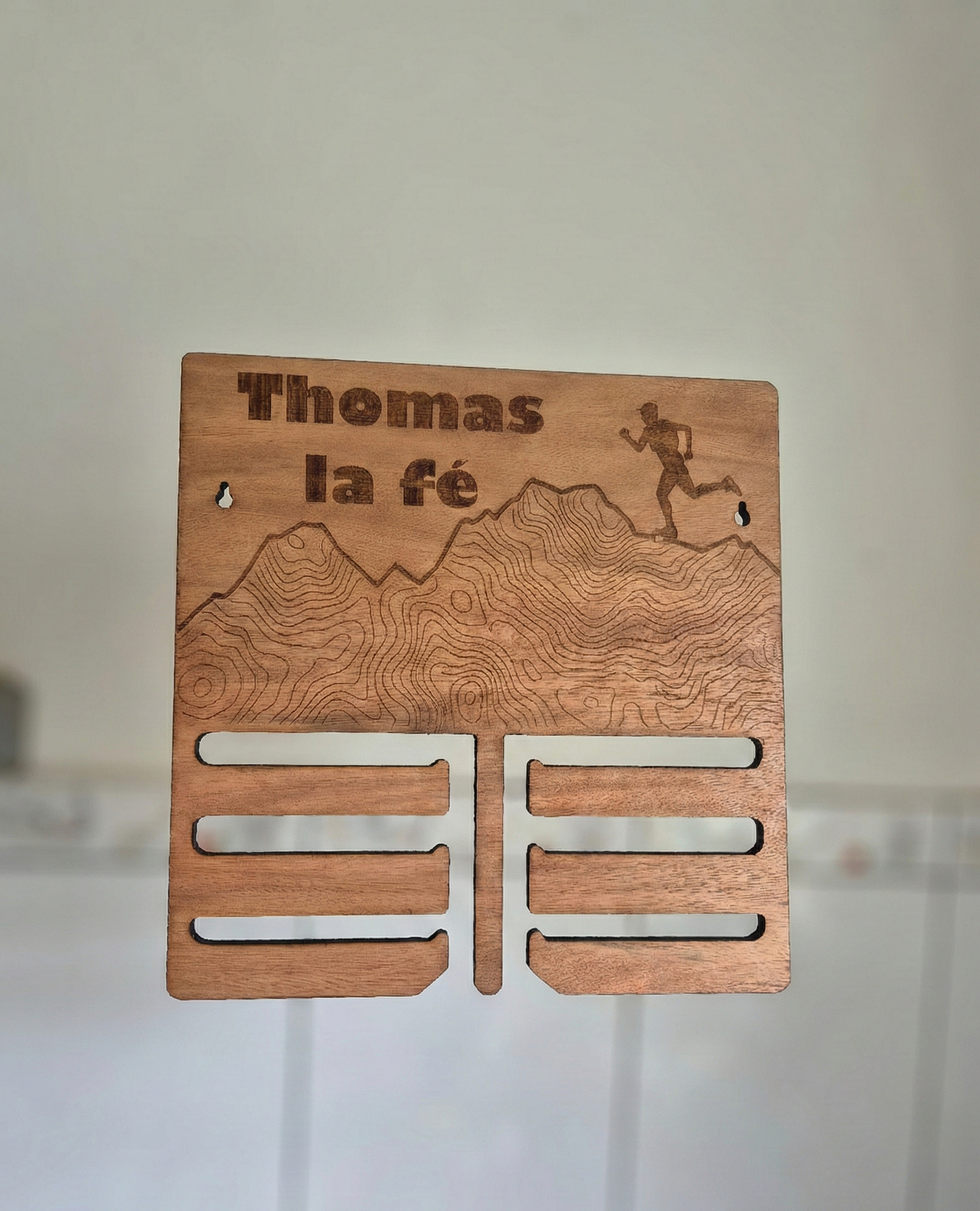 Portez vos exploits avec fierté : Le Porte-Médailles Montagne Personnalisable (Silhouette Homme) – Image 2