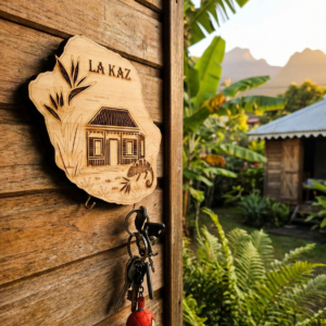 Plaque Porte clé en Pin 18mm "La Kaz" – L’Âme de la Réunion chez vous